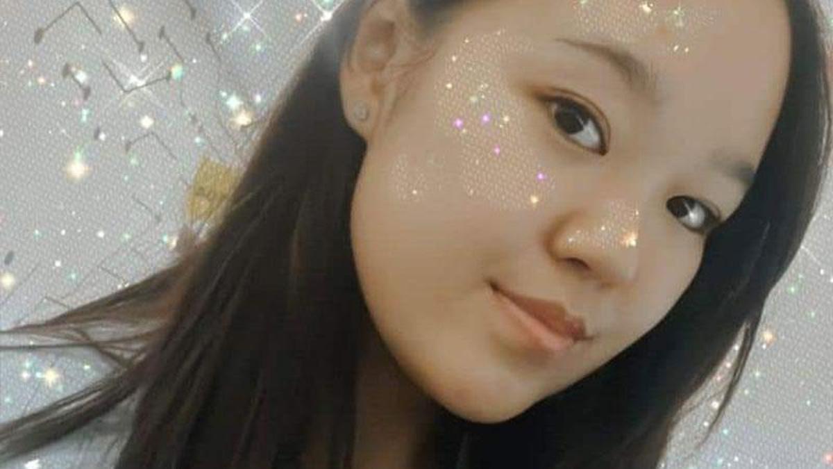 Jinsiy qulning kamar bilan jazolanishi Kochadagi qizlar yigitlarning postlogini silkitadi