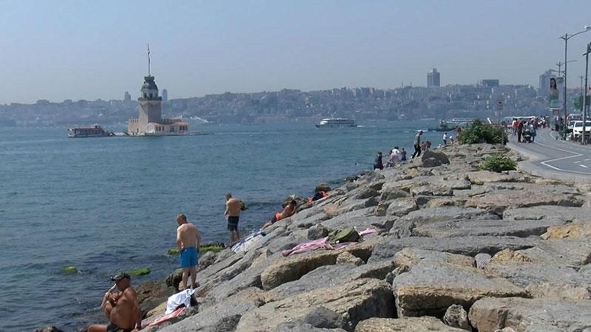 İstanbul'da sıcak havadan bunalanlar sahil ve park alanlarına koştu
