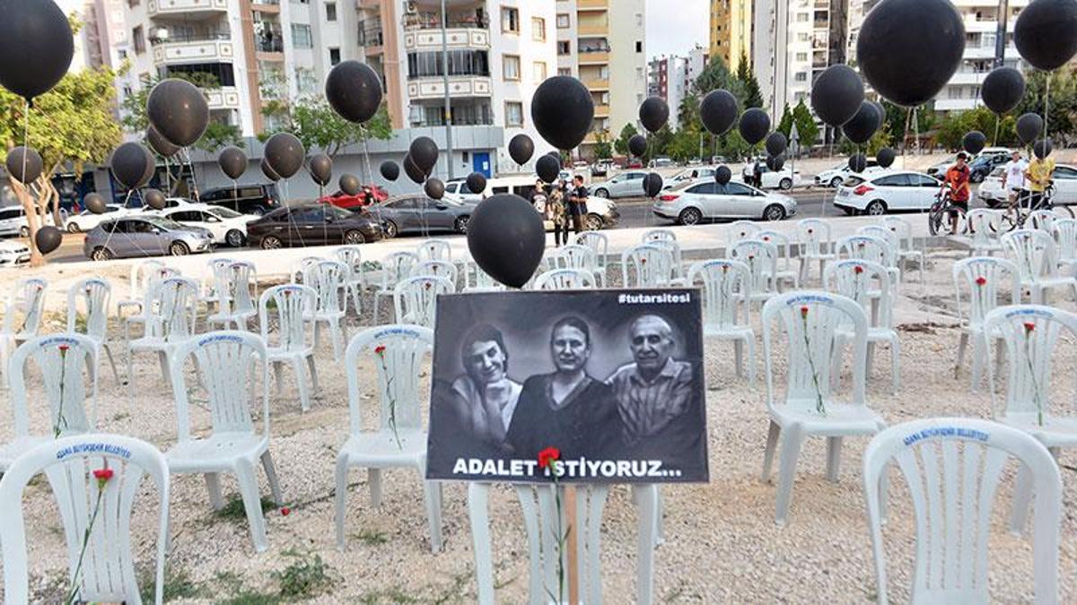 Depremde yıkılan Tutar Yapı Sitesi'nde hayatını kaybedenler, karanfil ve siyah balonlarla anıldı