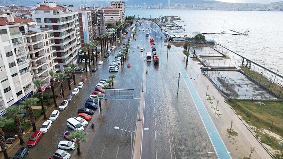 İzmir'de şiddetli yağış ve fırtına; tsunami etkisi yarattı