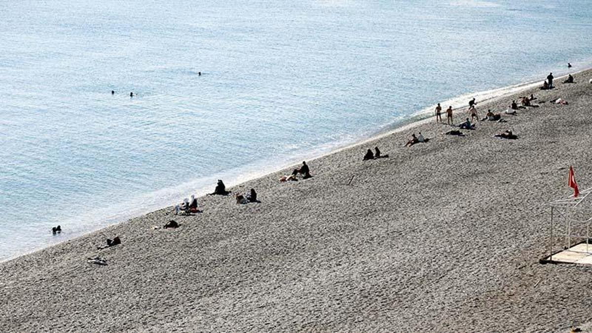 Denizin sıcaklığı havayı geçti; turistler yüzdü