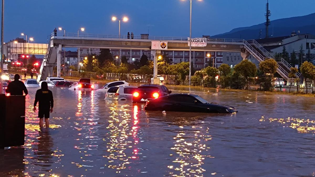 Karabük'te sağanak; cadde ve sokaklar suyla doldu, araçlar yolda kaldı - Karabük Merkez Haberleri