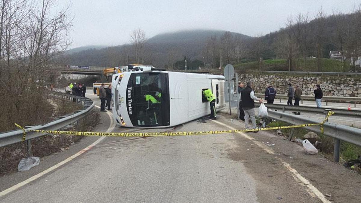 Yalova'da işçi servis midibüsü devrildi: 1 ölü, 20 yaralı - Son