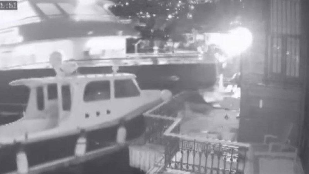 Üsküdar'da yolcu vapuru yalıya çarptı