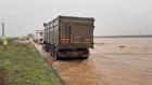 Nusaybin’de sağanak ve dolu; yollar göle döndü, evleri su bastı