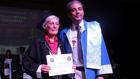 70 yaşında üniversiteden mezun oldu belgesini profesör oğlu verdi