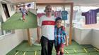 Oğlunun hayali için evinin balkonunun mini futbol sahasına çevirdi