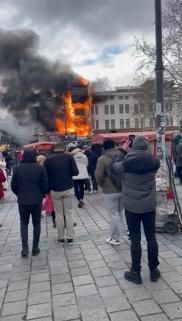 Mısır Çarşısının yanındaki 5 katlı restoran alev alev yandı