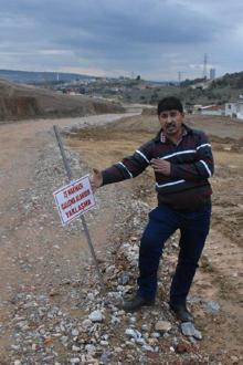 Çocuklar, o çukurun çevresinde hala oynuyor