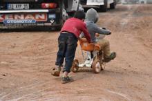 Çocuklar, o çukurun çevresinde hala oynuyor