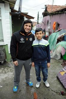 Dünya şampiyonu kağıt toplamaya devam ediyor