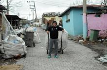 Dünya şampiyonu kağıt toplamaya devam ediyor