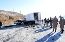 Van'da minibüs ile kamyon çarpıştı: 8 ölü