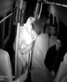 Minibüste dövülen işitme engelli gence suçlama