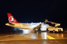 Uçaklara De-İcing işlemi yapılıyor