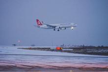 Uçaklara De-İcing işlemi yapılıyor