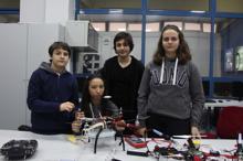 Lise öğrencileri yangın söndüren drone geliştirdi