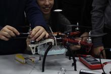 Lise öğrencileri yangın söndüren drone geliştirdi