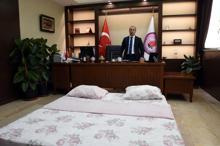 İranlı turistleri makam odasında misafir ediyor