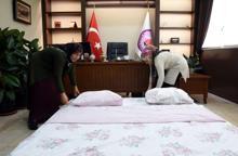 İranlı turistleri makam odasında misafir ediyor