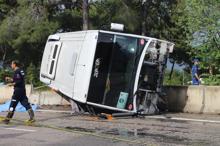 Kemer'de minibüs, servis midibüsüne çarptı: 3 ölü, 15 yaralı