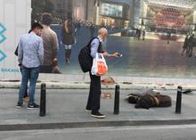Taksim'de köpeğine sarılarak uyuyan çocuk yürek sızlattı