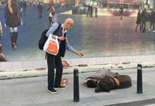 Taksim'de köpeğine sarılarak uyuyan çocuk yürek sızlattı
