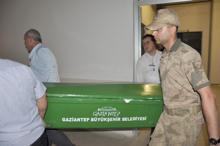 Anne ve babasını öldürüp cesetlerle bir gün geçirdi