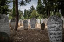 Camileri kapalı Selanikli Türkler, cenazelerini yüzlerce kilometre taşıyor