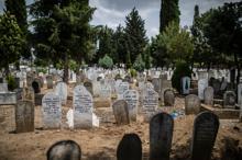 Camileri kapalı Selanikli Türkler, cenazelerini yüzlerce kilometre taşıyor