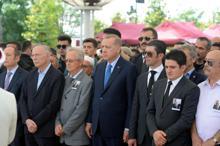 Cenazede yan yana geldiler