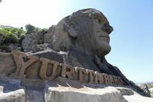 İzmir'de 42 metrelik Atatürk maskına bakım