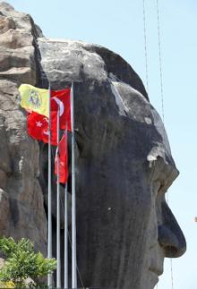 İzmir'de 42 metrelik Atatürk maskına bakım