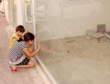 Boş dükkanda mahsur kalan serçe kurtarıldı