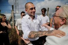 Tahliye olan Ezhel'i hayranları böyle karşıladı