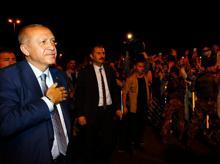 Erdoğan Ankara'ya hareketi öncesi havalimanında bekleyenleri selamladı