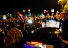 Erdoğan Ankara'ya hareketi öncesi havalimanında bekleyenleri selamladı