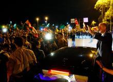 Erdoğan Ankara'ya hareketi öncesi havalimanında bekleyenleri selamladı