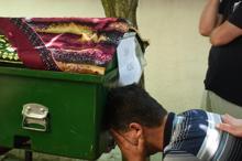 Babaların, tren kazasında kaybettikleri kızlarına vedası yürek burktu