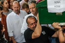 Babaların, tren kazasında kaybettikleri kızlarına vedası yürek burktu