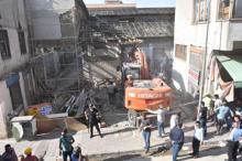 Van'da tarihi Peynirciler Çarşısı'nda göçük: 1 ölü, 4 yaralı