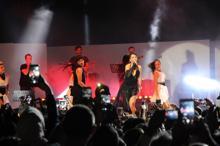 Hande Yener İsfanbul’da sevenleriyle buluştu