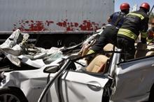 Lüks otomobil TIR'a arkadan çarptı