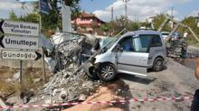 Önce durakta bekleyen yayaya, sonra direğe çarptı: 2 ölü