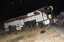 Mültecileri taşıyan otobüs devrildi, çok sayıda yaralı var