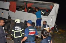 Mültecileri taşıyan otobüs devrildi, çok sayıda yaralı var