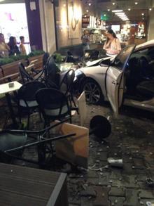 Adana’da inanılmaz kaza! Otomobil son sürat kafeye daldı