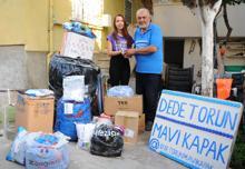 Dede torun 43 ton mavi kapak topladı, 137 engelliyi sevindirdi