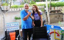 Dede torun 43 ton mavi kapak topladı, 137 engelliyi sevindirdi