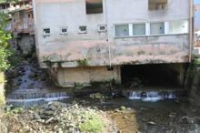 Rize'de çarpış yapılaşmaya son örnek; binanın içinden dere geçiyor